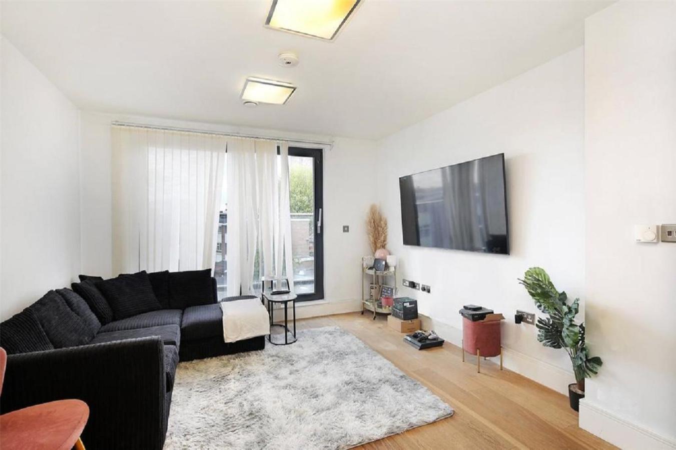 Exquisite One Bed With View And Near Tube Appartamento Londra